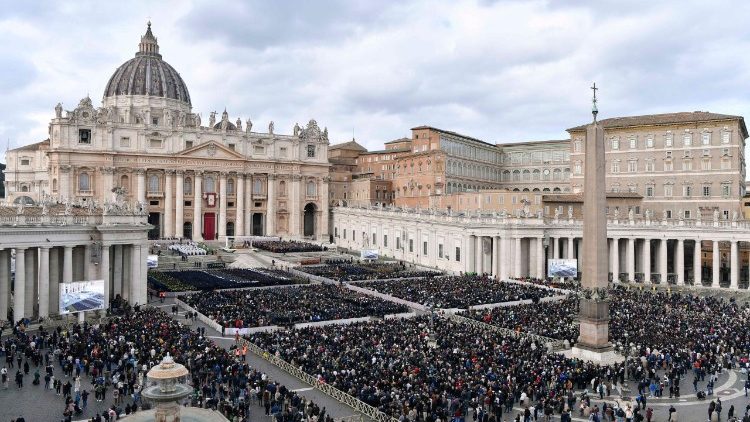 വത്തിക്കാനിലെ സെന്റ് പീറ്റേഴ്‌സ് ബസലിക്കയ്ക്ക് മുന്നിലെ ചത്വരം - പോലീസ്, പ്രതിരോധസേനകളുടെ ജൂബിലി ദിനത്തിലെ വിശുദ്ധബലിയുടെ ദൃശ്യം