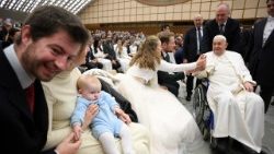 Papież Franciszek z nowożeńcami podczas audiencji ogólnej 12 lutego 2025 r. 