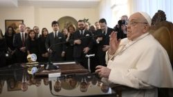 Popiežius laimina audiencijos dalyvius 2025 vasario 14 d.