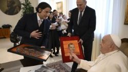 गाऊदियुम एत स्पेस न्यास  के सदस्य सन्त पापा फ्राँसिस के साथ, तस्वीरः 14.02.2025 