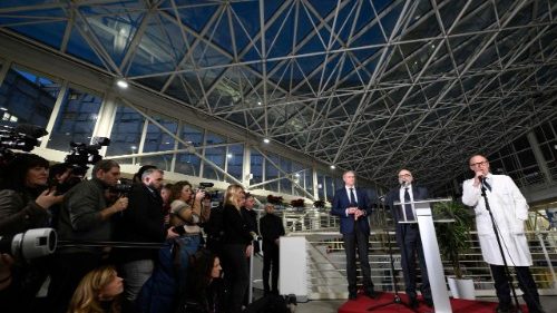 El Papa responde al tratamiento, pero no está fuera de peligro