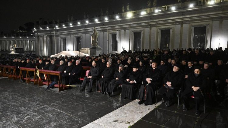 Makardinali, Maaskofu na Watu wa Mungu wakisali kumwombesa Papa