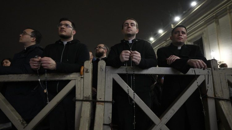 Sacerdotes rezando el rosario