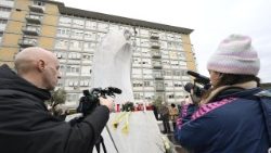 Ruženec a sv. omša pred nemocnicou Gemelli