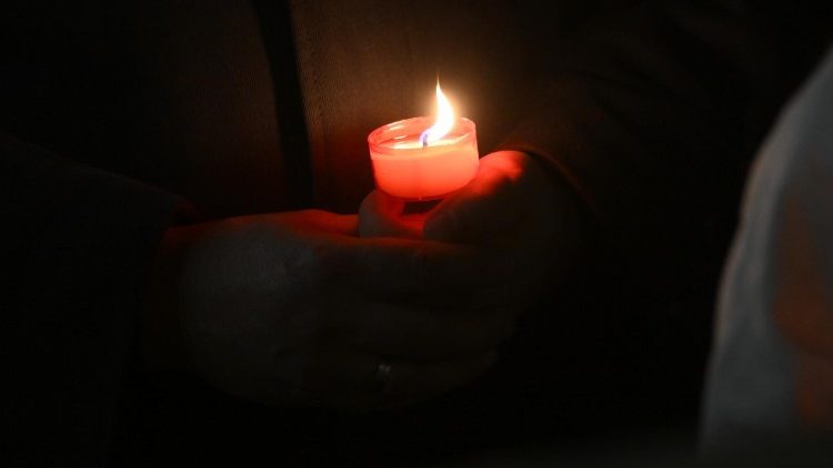 Watu wa Mungu wanasali kwa ajili ya Papa Francisko