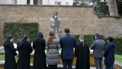 Un momento de la oración ante la estatua de san Gregorio de Narek en los Jardines Vaticanos