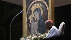 Kard. Baldo Reina przy obrazie Maryi Matki Kościoła podczas różańca w intencji Papieża Franciszka