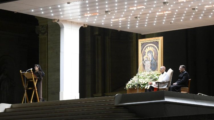 Watu wa Mungu wanasali Rozari Takatifu ili kumwombea Papa Francisko