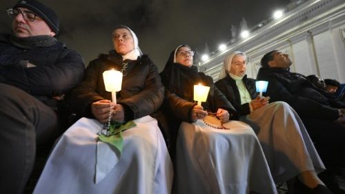 Les fidèles prient pour le Pape et pour ceux qui souffrent