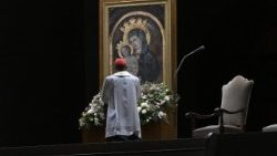 Il Santo Rosario in Piazza San Pietro, presieduto dal cardinale Víctor Manuel Fernández