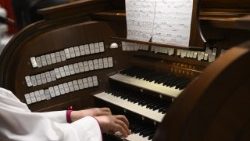 Kwa hakika,kuandaa na kuongoza sherehe za kiliturujia kunamaanisha kuchanganya hekima ya kimungu na hekima ya kibinadamu.