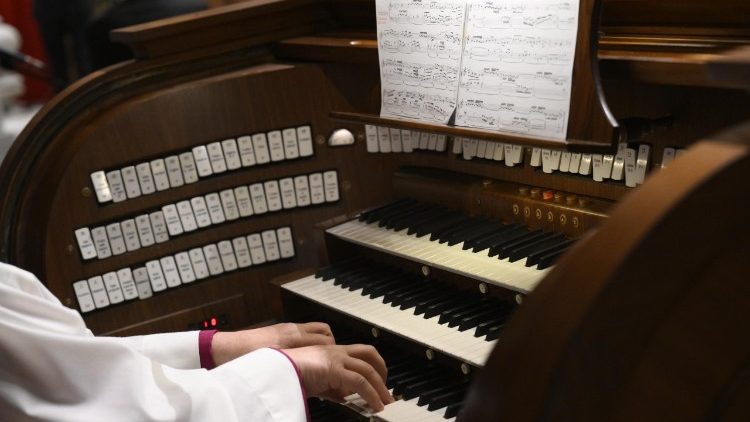 Kwa hakika,kuandaa na kuongoza sherehe za kiliturujia kunamaanisha kuchanganya hekima ya kimungu na hekima ya kibinadamu.