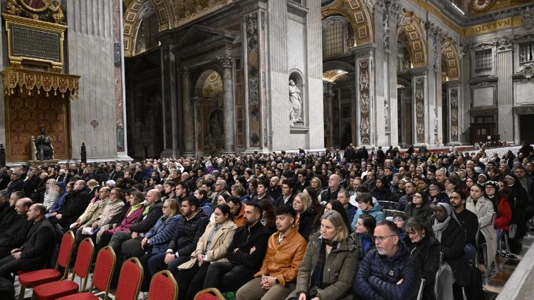 Waamini wakisali Rozari Takatifu