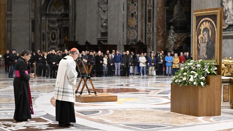 Prière du chapelet récitée dans la basilique Saint-Pierre.