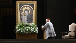 El cardenal Krajewski guía la oración del Rosario en la plaza de San Pedro