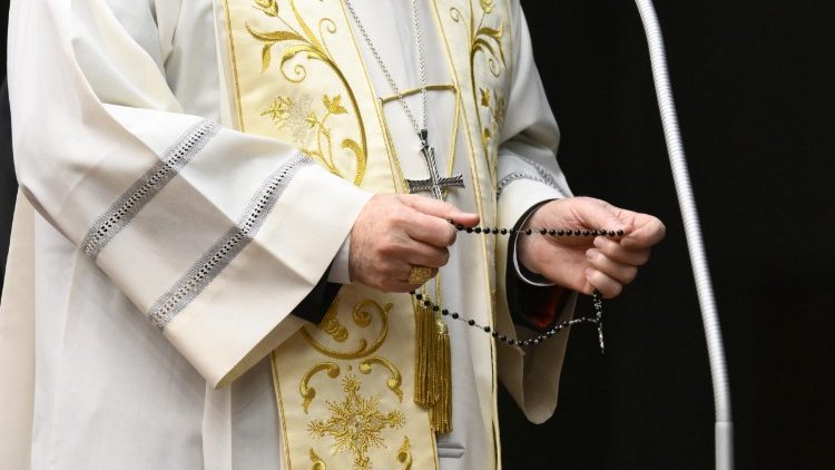 A oração do terço pelo Papa na Praça São Pedro