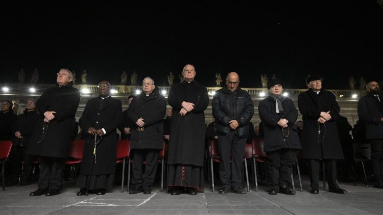 Rezo del santo rosario por la salud del Papa, el miércoles 5 de marzo de 2025. (Vatican Media)