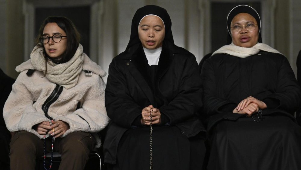 Rezo del santo rosario por la salud del Papa, el miércoles 5 de marzo de 2025. (Vatican Media)