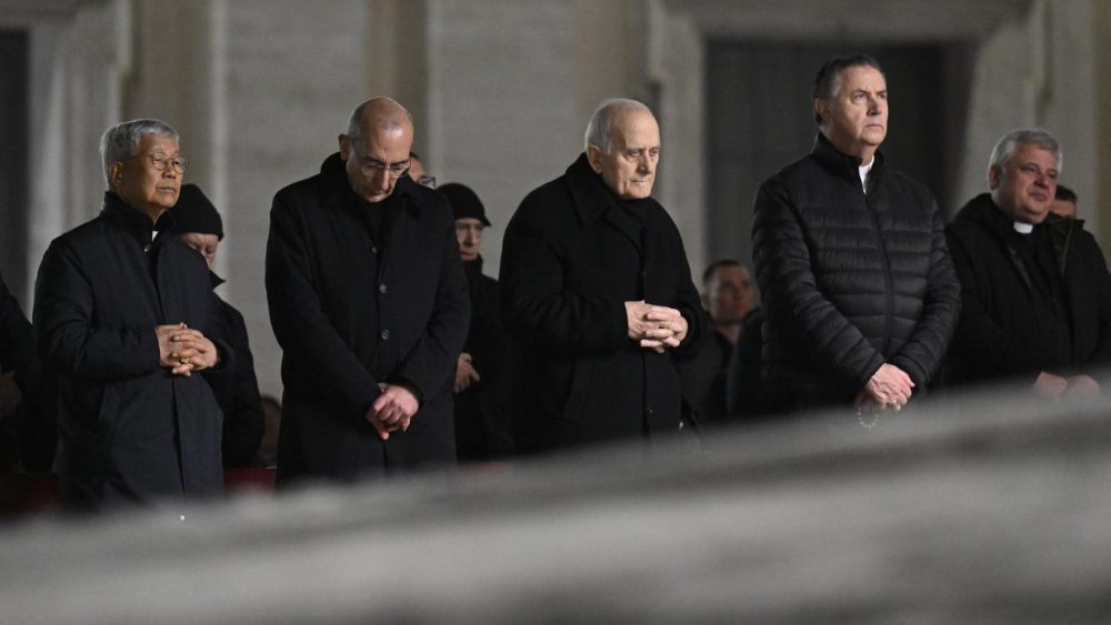 Cardenales en el rezo del santo rosario por la salud del Papa, el miércoles 5 de marzo de 2025. (Vatican Media)