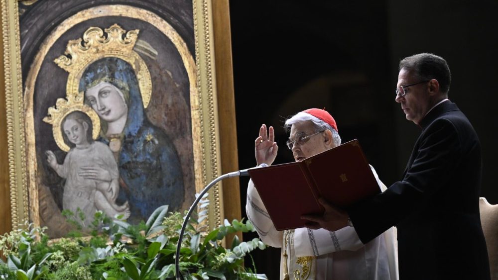 El Cardenal Marcello Semeraro, Prefecto del Dicasterio para las Causas de los Santos, guía el rezo del santo rosario por la salud del Papa. (Vatican Media)