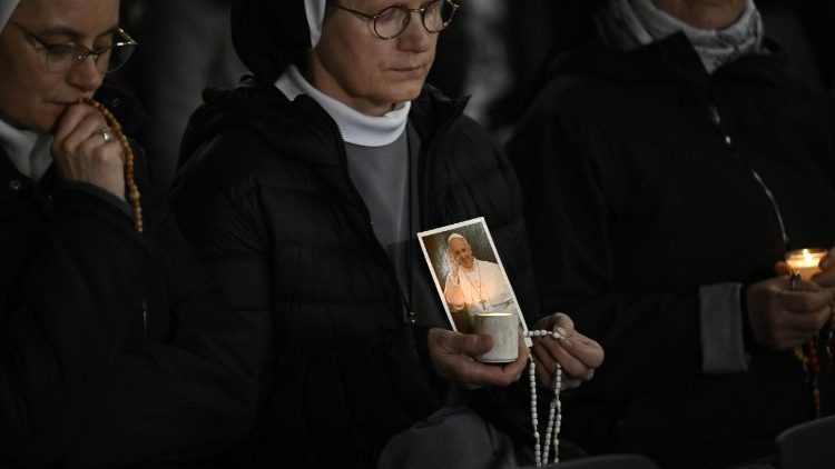 Modlitba za zdraví papeže Františka na Svatopetrském náměstí