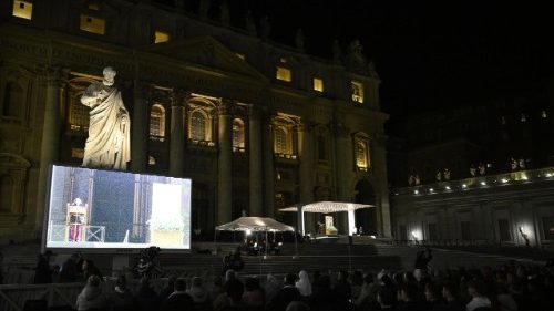 «D’ici je vous accompagne», les premiers mots de François aux fidèles