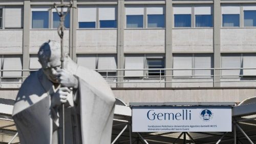 Святы Айцец правёў спакойную ноч у клініцы “Джэмэлі”