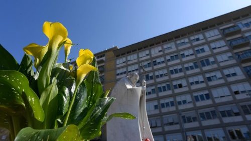 Sveti oče je somaševal v zasebni kapeli bolnišnice Gemelli