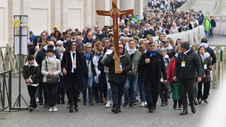 Peregrinos em caminho rumo à Porta Santa da Basílica de São Pedro (Vatican Media)