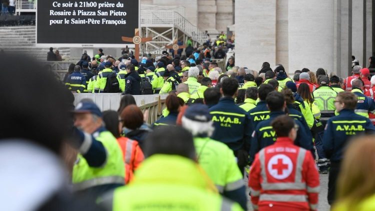 Các tín hữu tham dự Ngày Năm Thánh của các nhóm