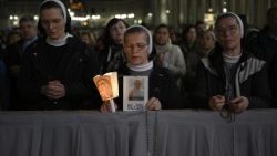 Rugăciunea Rozariului, din Piața San Pietro, pentru sănătatea Sfântului Părinte