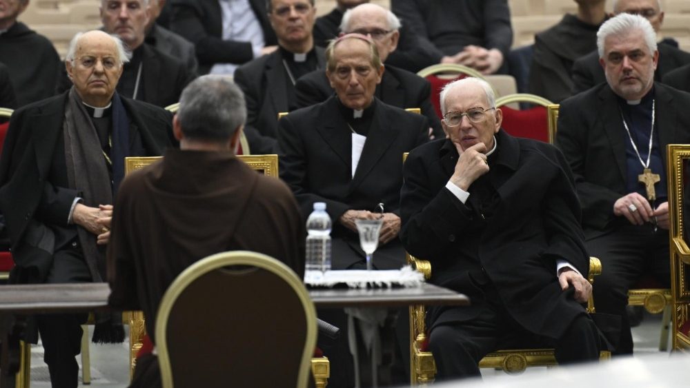 S prvo meditacijo p. Pasolinija so se v dvorani Pavla VI. začele duhovne vaje za papeža Frančiška, ki je duhovno povezan in Rimsko kurijo.