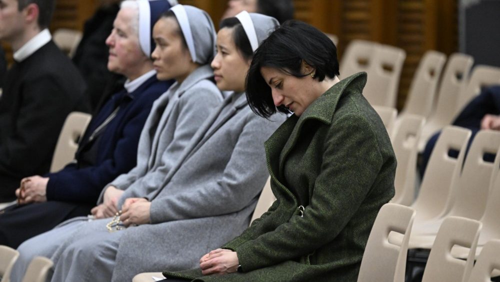 Récitation du chapelet en Salle Paul VI.