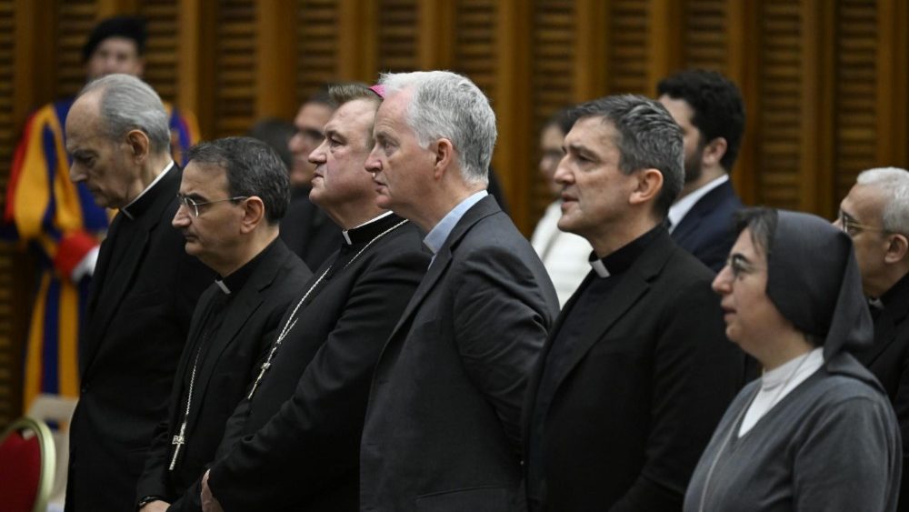 Récitation du chapelet en Salle Paul VI.