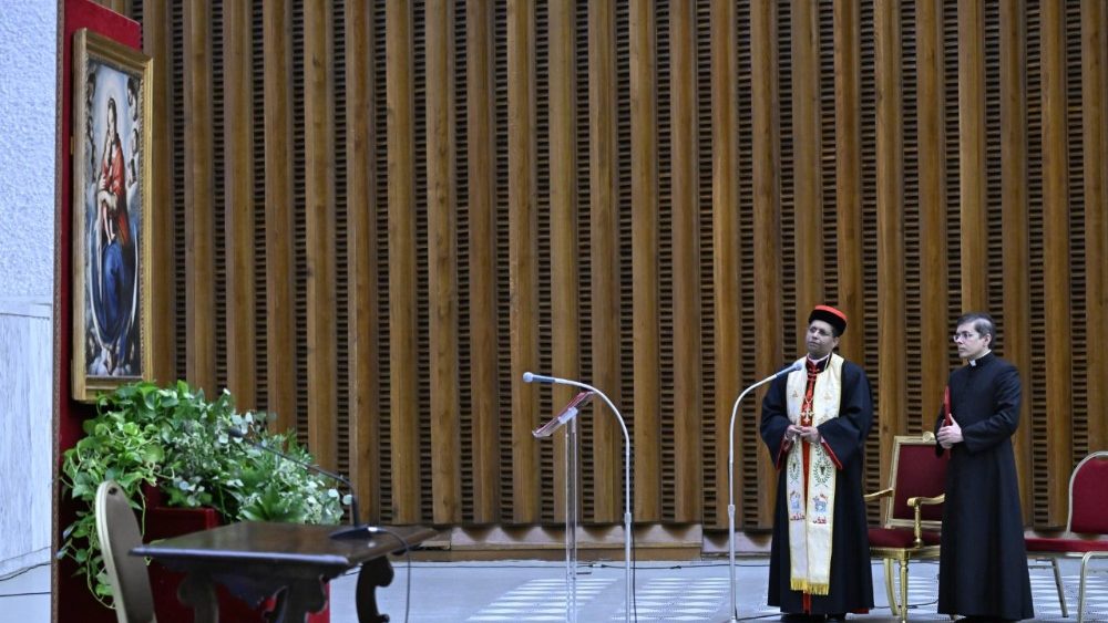 Récitation du chapelet en Salle Paul VI.