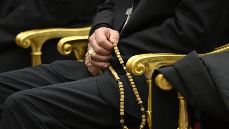 Récitation du chapelet pour le rétablissement du Pape, le 13 mars 2025, en salle Paul VI du Vatican. 