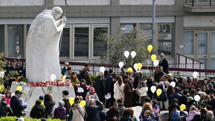 Modlitba za papežovo zdraví před římskou nemocnicí