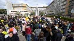 Deti pred nemocnicou Gemelli