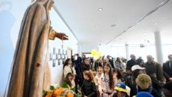 Rugăciunea unor copii în fața imaginii Maicii Domnului, de la intrarea la Spitalul "A. Gemelli", din Roma, duminică, 16 martie 2025