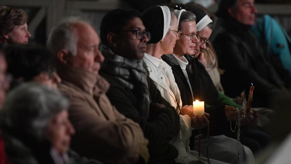 Rosario por la salud del Papa Francisco, jueves 20 de marzo de 2025. (Vatican Media)