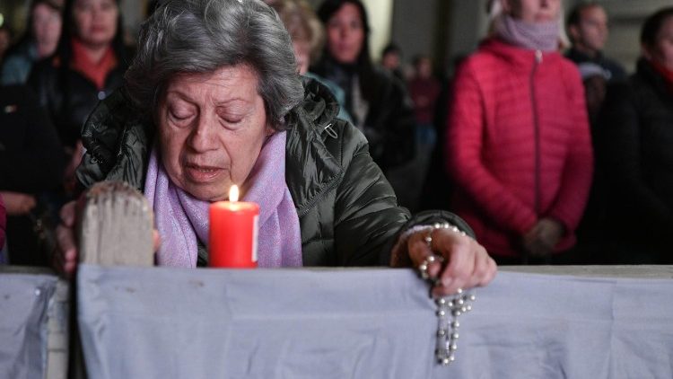 La recita del rosario per la salute del Papa in piazza San Pietro