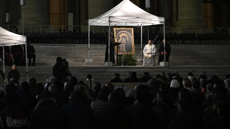 Oração pelo Papa Francisco na Praça São Pedro