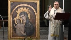 ഉർബാനൊ പൊന്തിഫിക്കൽ കോളേജിൻറെ  “റെക്ടർ” വൈദികൻ അർമാന്തൊ നൂഞ്ഞെസ് ഫ്രാൻസീസ് പാപ്പായുടെ രോഗസൗഖ്യത്തിനായി വത്തിക്കാനിൽ കൊന്തനമസ്കാരം നയിക്കുന്നു,21/03/25