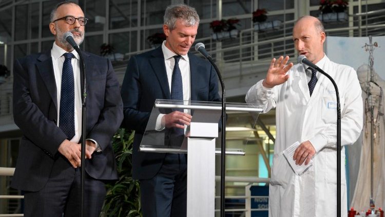  Luigi Carbone, vice direttore e medico referente Santo Padre, Matteo Bruni, direttore della Sala Stampa della Santa Sede e Sergio Alfieri, direttore del Dipartimento di Scienze mediche e chirurgiche del Gemelli e direttore dell’équipe che ha seguito il Papa