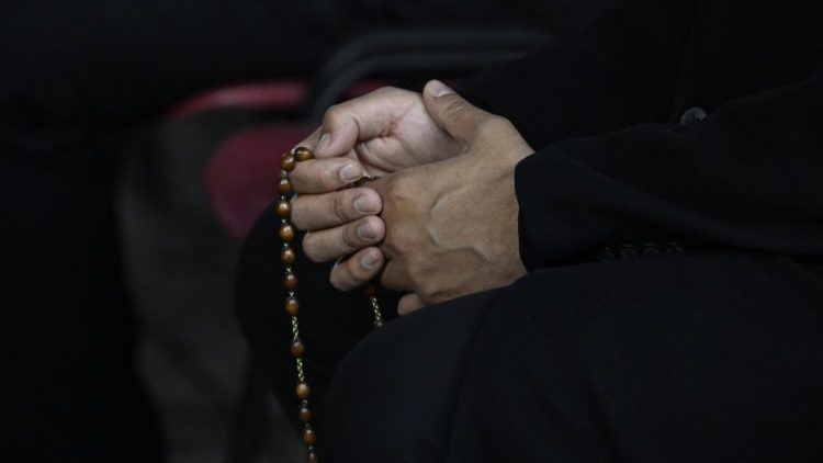 Una donna in preghiera