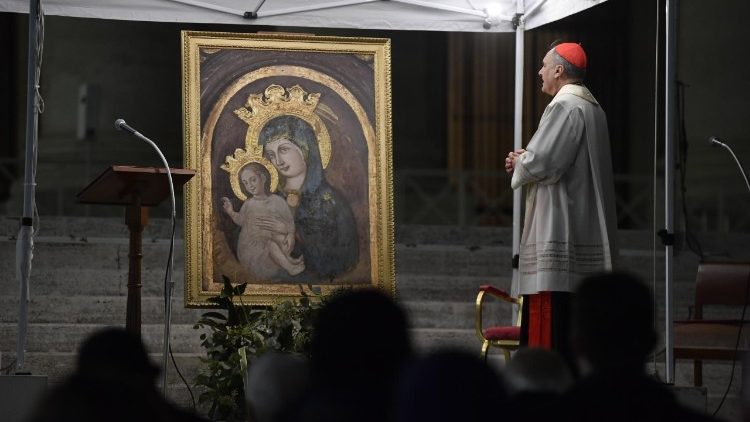 Prière du chapelet dimanche 23 mars sur la place Saint Pierre.