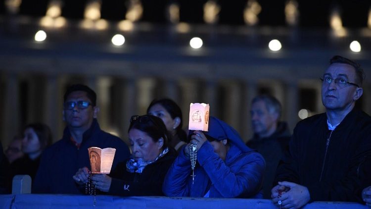 Recita del Rosario in Piazza San Pietro