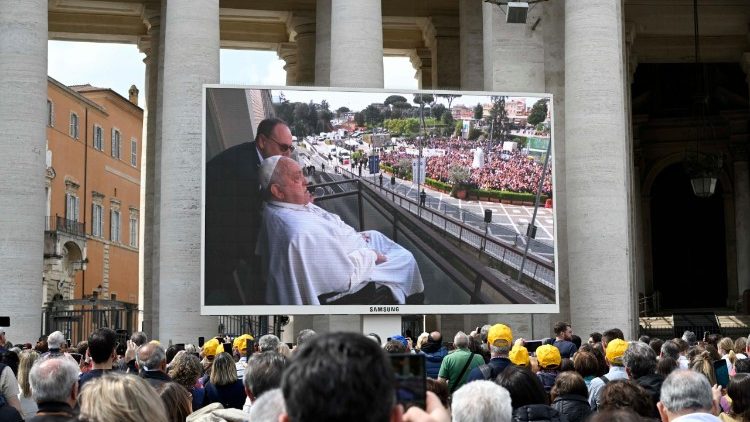 Fiéis acompanham a saudação do Papa 