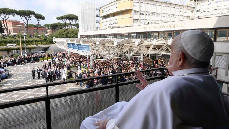 2025.03.23 Saluto e Benedizione di Papa Francesco dal Policlinico Gemelli