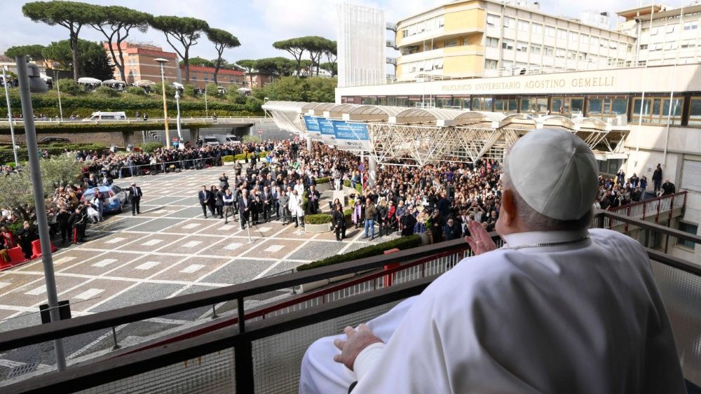 2025.03.23 Saluto e Benedizione di Papa Francesco dal Policlinico Gemelli
